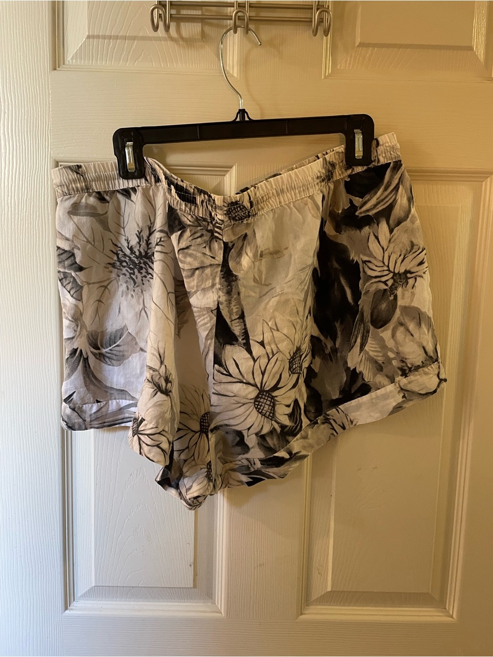 stars above Black & White Floral Linen-Blend Shorts